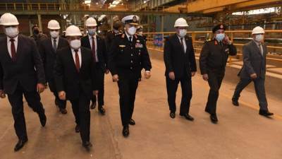 وزير «الإنتاج الحربي» أثناء تفقد «الصلب المدرع»: نتفادى حظر سلعة استراتيجية تدخل في التصنيع العسكري