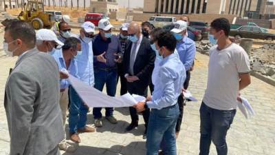 وزير الإسكان يعاين على أرض الواقع آخر الإنشاءات بـ«العاصمة الجديدة»