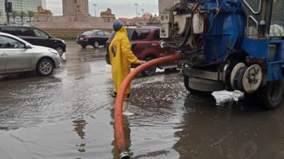 «القابضة للمياه» تتصدى للطقس السيء: سحب فوري لتجمعات الأمطار