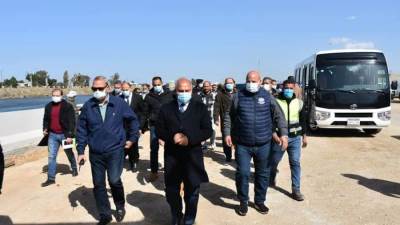 «الوزير» يتفقد مشروعات الطرق الواصلة بين 6 محافظات