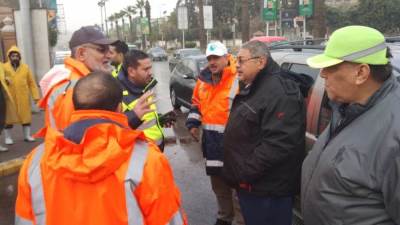 رئيس شركة الصرف الصحى بالقاهرة يتابع أعمال سحب مياه الأمطار
