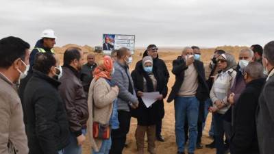 قيادات «الإسكان» في مواقع العمل بمشروعات «السويس الجديدة»