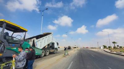 سباق زمني للانتهاء من مشروعات الطرق بـ«العاشر من رمضان»