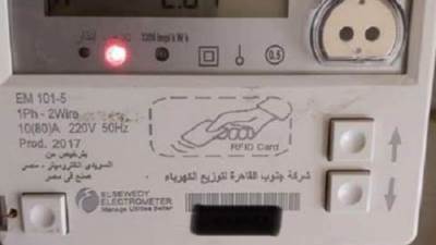 «عدم القدرة على السداد».. الكهرباء: هذه أسباب رفع العداد وتركيب آخر بكارت
