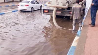 رئيس مياه الشرب بالبحر الأحمر يتابع أعمال سحب مياه الأمطار «برأس غارب»