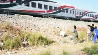 «النقل» تحذر من رشق قطارات السكة الحديد بـ«الطوب»