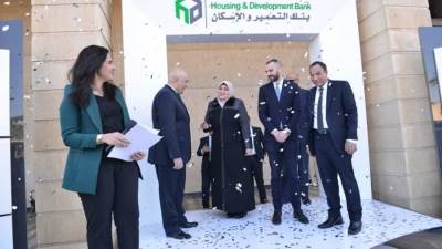 «التعمير والإسكان» يحتفل بتسليم الفائز الرابع سيارة مرسيدس A180 