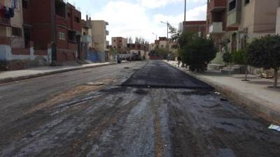 استمرار أعمال الرصف ورفع كفاءة الطرق في العاشر من رمضان 