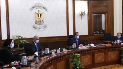 «مدبولى» يتابع موقف السلع الغذائية الأساسية وتواصل مستمر مع البنك المركزى