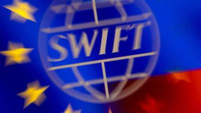 استاذ اقتصاد: نظام سويفت قنبلة نووية ستضرب روسيا.. والجميع سيتضرر