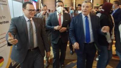 بالصور ..وزير التعليم العالى يتفقد جناح الجامعة المصرية الروسية فى معرض «إيديوجيت 2022»