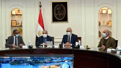 وزيرا الإسكان والإنتاج الحربي يستعرضان إحدى التقنيات الحديثة المستخدمة في تنقية مياه الشرب