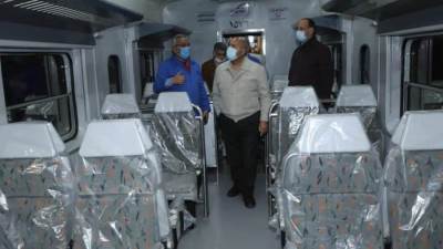 بالصور ..«الوزير» يتفقد دفعة جديدة من عربات الركاب لضمها لأسطول قطارات السكك الحديدية 