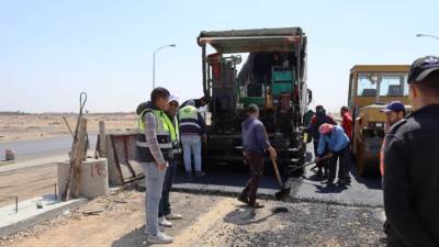 بالصور .. جهاز العاشر :استكمال «الأسفلت» بطريق بلبيس وتركيب أعمدة الإنارة 