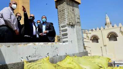 «مدبولى» يتفقد أعمال ترميم مسجد عمرو بن العاص وحدائق الفسطاط