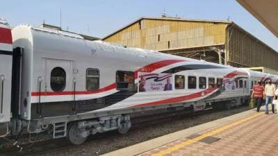 وزير النقل: فوجئت بتكسير 8 شبابيك بالحجارة وإطفاء السجائر فى كراسي القطارات 