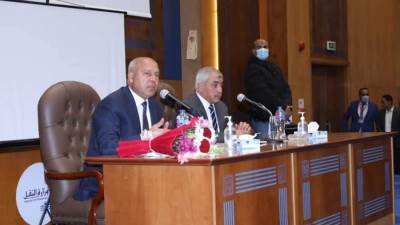 جولة لكامل الوزير بميناء الإسكندرية ولقاء مع العاملين بالميناء 