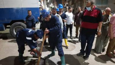 رئيس مياه سوهاج يتفقد اعمال تطهير شبكات الصرف الصحى ويؤكد: أهمية اتباع السلوكيات الصحية فى التعامل مع الصرف