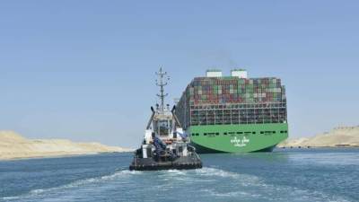 قناة السويس تشهد عبور السفينة العملاقة «EVER ARM» في رحلتها البحرية الأولى