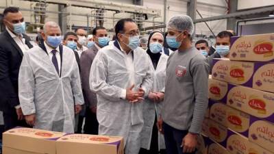 رئيس الوزراء يتفقد المنطقة الاستثمارية «بيراميدز لتنمية المناطق الصناعية» ويؤكد:قطاع الصناعة يحظي باهتمام كبير من الرئيس