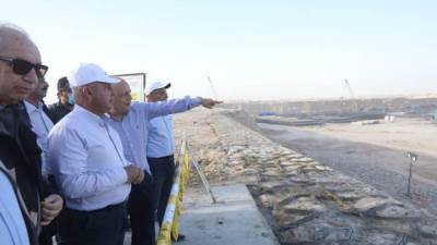 «الوزير» يتفقد ميناء السخنة ويتابع معدلات تنفيذ شبكة السكك الحديدية والطرق 