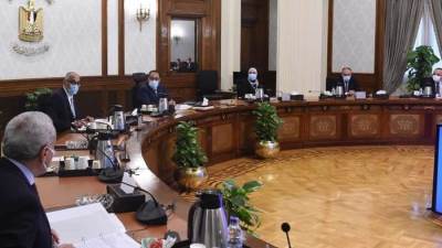 مدبولي وعامر يتابعان سبل تيسير إجراءات توفير التمويل للسلع الاستراتيجية ومستلزمات الإنتاج