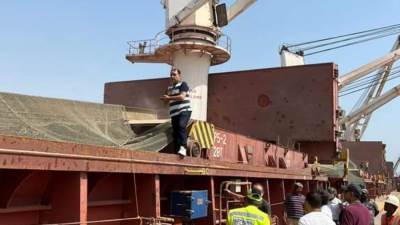 الزراعة : رئيس الحجر الزراعي يشرف علي فحص وتحليل وشحن أول مركب قمح هندي إلى مصر