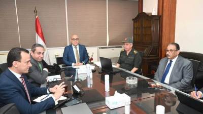 وزير الإسكان ونائب رئيس الهيئة الهندسية يستعرضان المشروعات المشتركة بمدينتى العلمين ورشيد الجديدتين