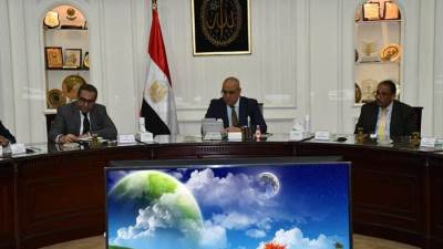 وزير الإسكان يتابع مع مسئولى شركة المقاولون العرب موقف تنفيذ المشروعات فى مختلف القطاعات