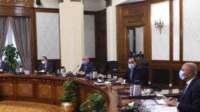 رئيس الوزراء يتابع موقف تنفيذ مشروعات محاور الطرق والكباري 