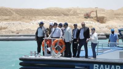 أسامة ربيع: إزالة 26 مليون متر مكعب من الرمال المشبعة بالمياه بمشروع تطوير القطاع الجنوبي لقناة السويس