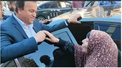 فى لفتة إنسانية.. دكتور خالد عبد الغفار يحقق حلم سيدة مسنة طلبت منه سكنا خلال زيارته لطنطا