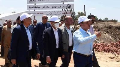 بالصور ..  «مدبولى» يتفقد مشروعات «حياة كريمة» في قرية نهطاي بزفتى