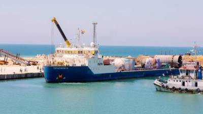  ميناء العريش بالمنطقة الاقتصادية يستقبل أول سفينة حمولات ثقيلة لمعدات محطة الكهرباء بشمال سيناء 