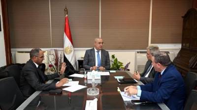 وزير الإسكان يستعرض موقف الخطة الاستراتيجية لتحلية مياه البحر