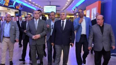  فى أول أيام عيد الأضحى..  وزير الطيران يتابع حركة التشغيل بمطار القاهرة 