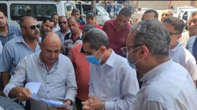 محافظ الغربية يتابع مع رؤساء المدن ومديري المواقف التزام السائقين بتعريفة الركوب الجديدة