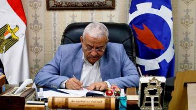 محافظ السويس يعتمد «التعريفة الجديدة» للمواصلات ويشدد علي تكثيف الحملات علي المواقف 