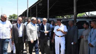 بالصور .. محافظ قنا ومدير الأمن يتابعا تطبيق تعريفة الركوب الجديدة بمجمع المواقف و محطات الوقود