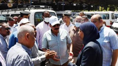 محافظ أسوان يتابع انتظام عمل المواقف بعد تحريك أسعار الوقود