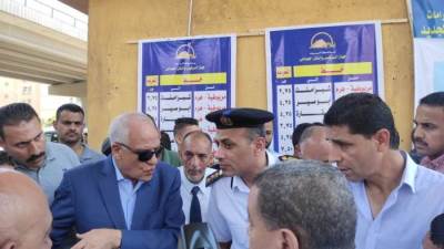 محافظ الجيزة يُفاجئ مواقف «السرفيس» بالمريوطية وميدان الجيزة للتأكد من الالتزام بتعريفة الركوب الجديدة