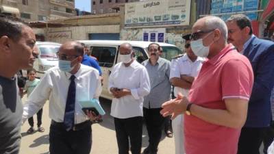 محافظ الجيزة يستوقف سيارات السرفيس بطريق أسيوط الزراعي للتعرف من المواطنين عن الأجرة المحصلة منهم