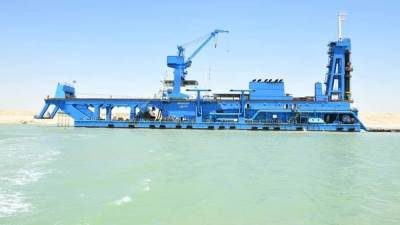 أسامة ربيع:إزالة 30 مليون متر من الرمال في تطوير القطاع الجنوبي لقناة السويس