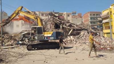 بالصور ..  إزالة عمارات «الفابريكات» بفارسكور  دمياط