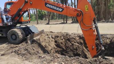 مياه أسيوط: عودة المياه بمنطقة الفتح بعد إصلاح كسر مفاجئ في خط مياه ٦٠٠مم