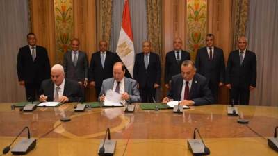 لشراء 40 أتوبيس كهربائي .. وزيرا الإنتاج الحربي والتنمية المحلية ومحافظ الأسكندرية يشهدون توقيع  اتفاق مشترك بين الوزارتين وهيئة نقل الركاب 