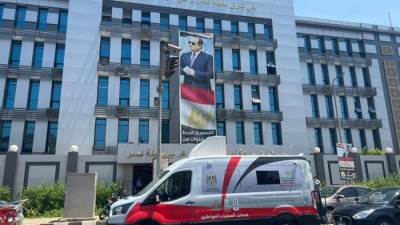 بالصور .. وزارة التخطيط تسلم محافظة القاهرة مراكز تكنولوجية متنقلة