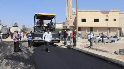 رئيس جهاز العاشر يوجه بالانتهاء من أعمال الطرق «الأسفلت» بالمدينة فى التوقيتات المحددة 