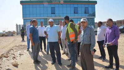 محافظ الوادي الجديد يتفقد مجمع المصالح الحكومية ومشروع زراعة الغرود الرملية 