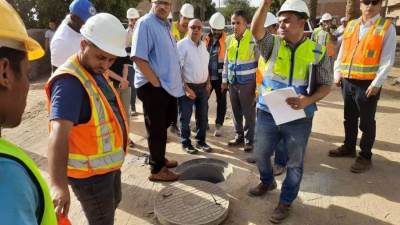 فريق الوكالة الأمريكية للتنمية الدولية يتفقد مشروع صرف صحى الشوكا بسوهاج